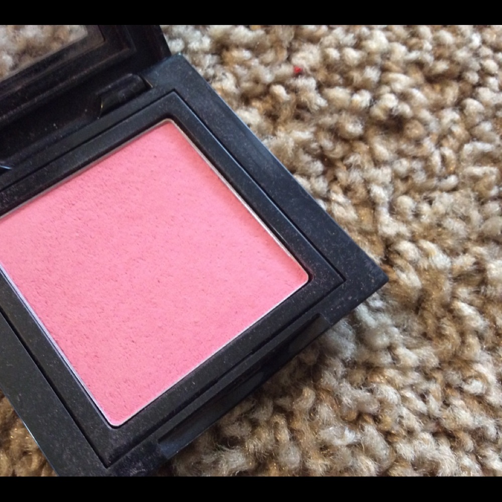 Pretty pink blush - Picture 3 of 3